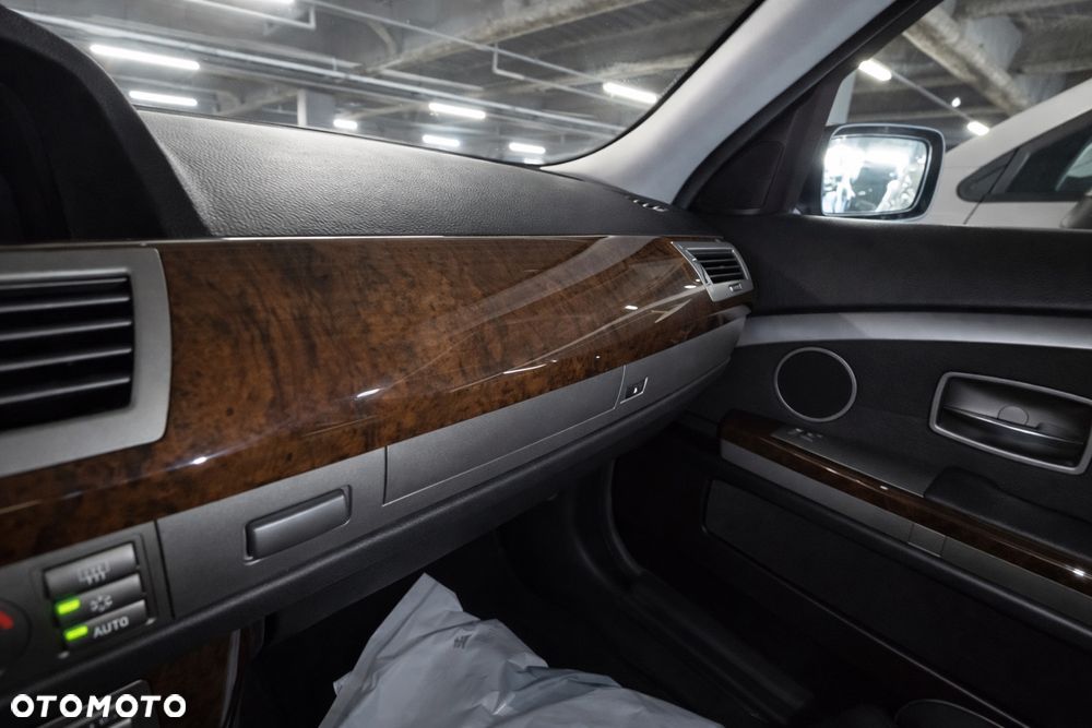 BMW Seria 7 745Li - 21