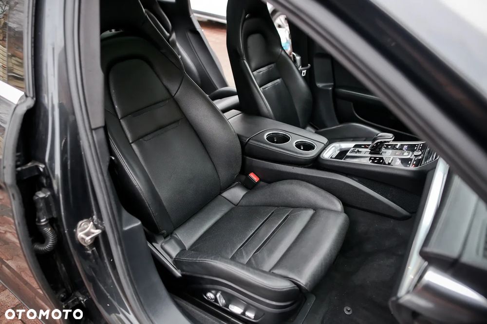 Porsche Panamera 4S - 25