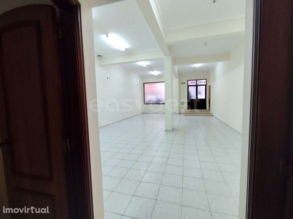 Loja comercial com 2 wc(s) arrumos e espaço amplo com montra - Grande imagem: 5/13