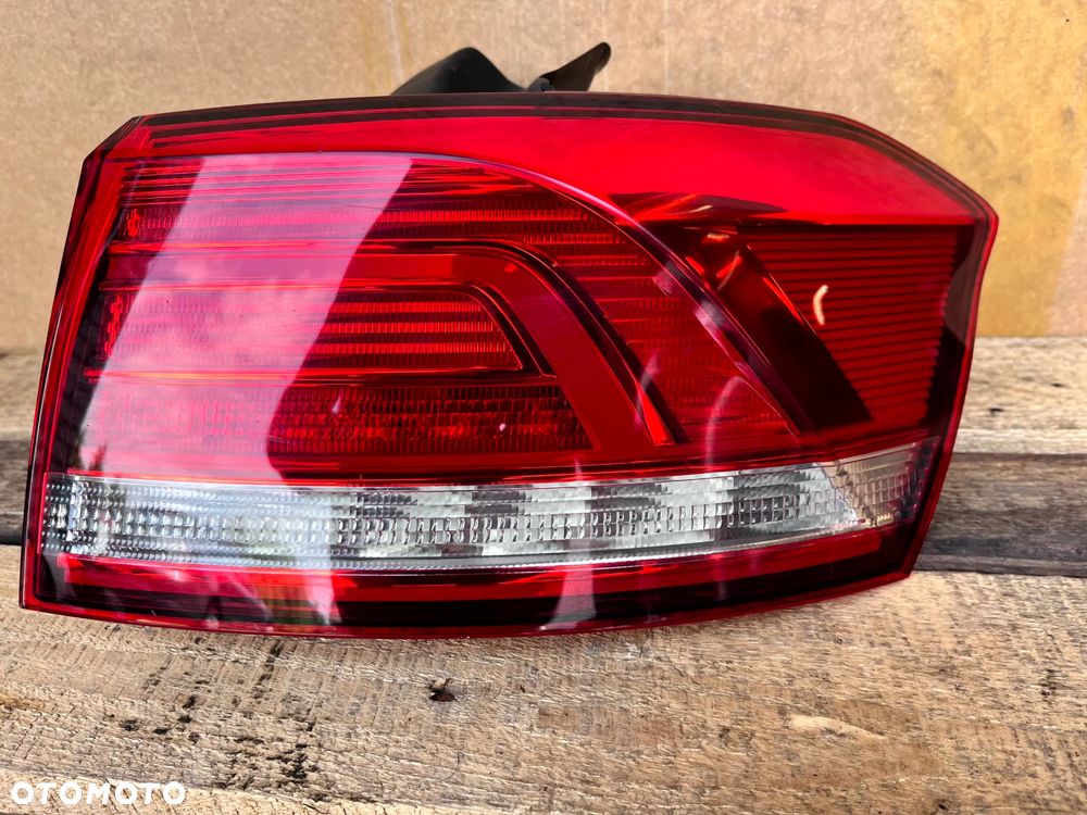 VW VOLKSWAGEN PASSAT B8 KOMBI LAMPA PRAWY TYŁ PRAWA TYLNA W BŁOTNIK 3G9945312