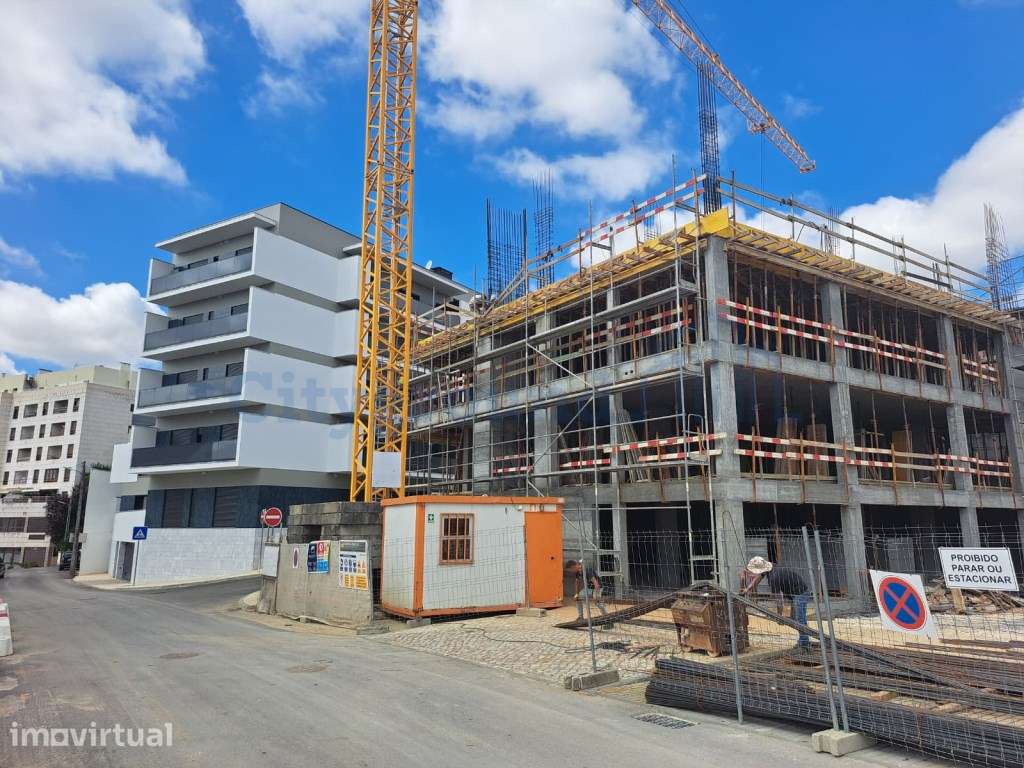 T2 Novo com varanda e garagem bem localizado em Leiria - Grande imagem: 3/14