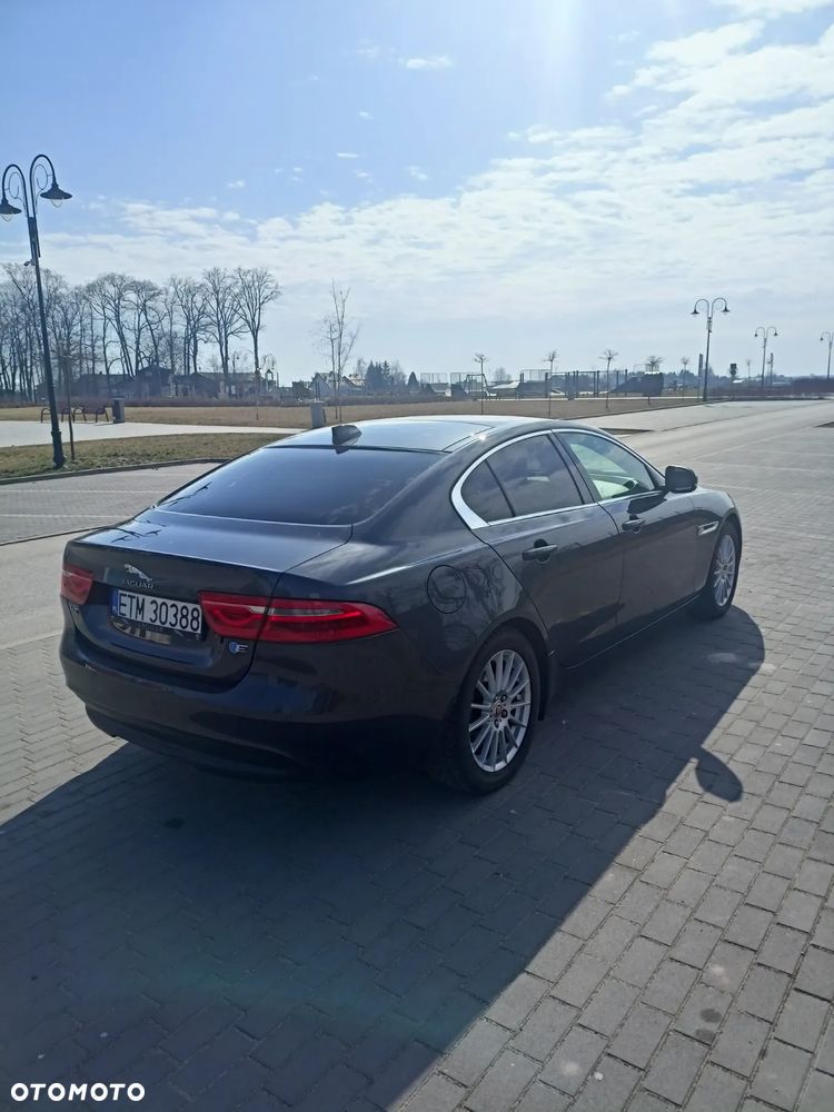 Jaguar XE 2.0 D Portfolio - 8
