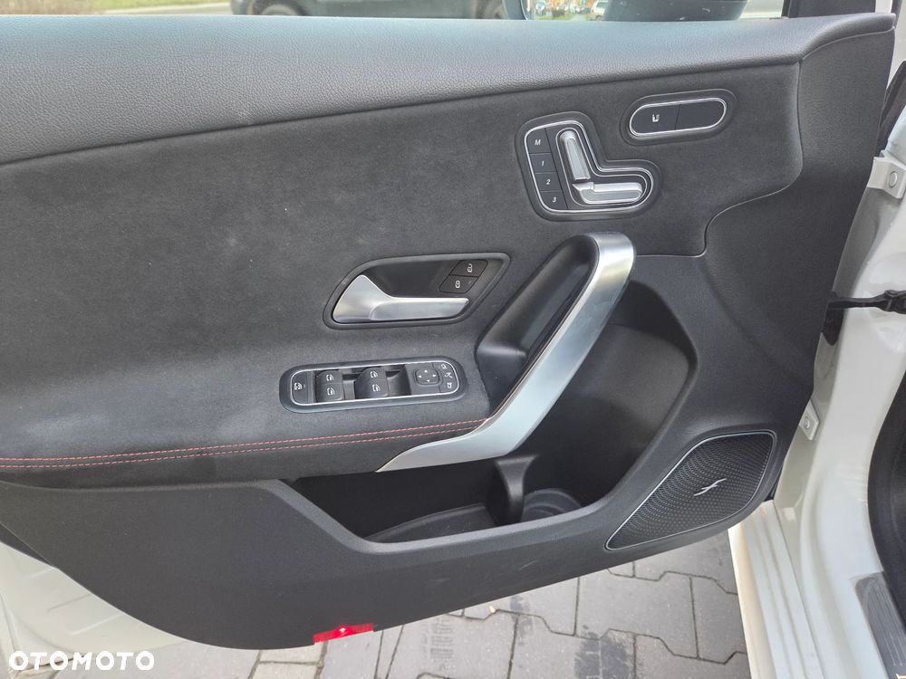 Mercedes-Benz Klasa A 220 4-Matic AMG Line 7G-DCT - 19