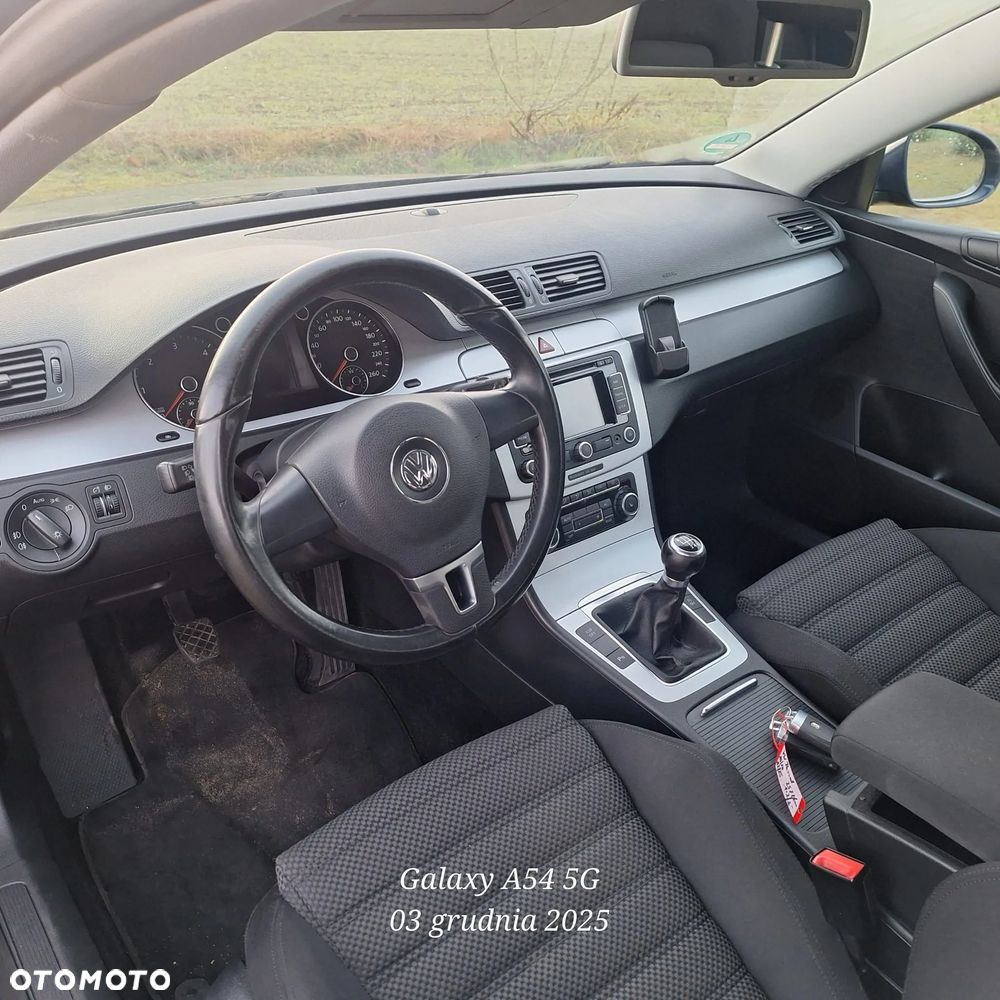 Volkswagen Passat 2.0 TDI DPF BlueMotion Technology Comfortline - 9