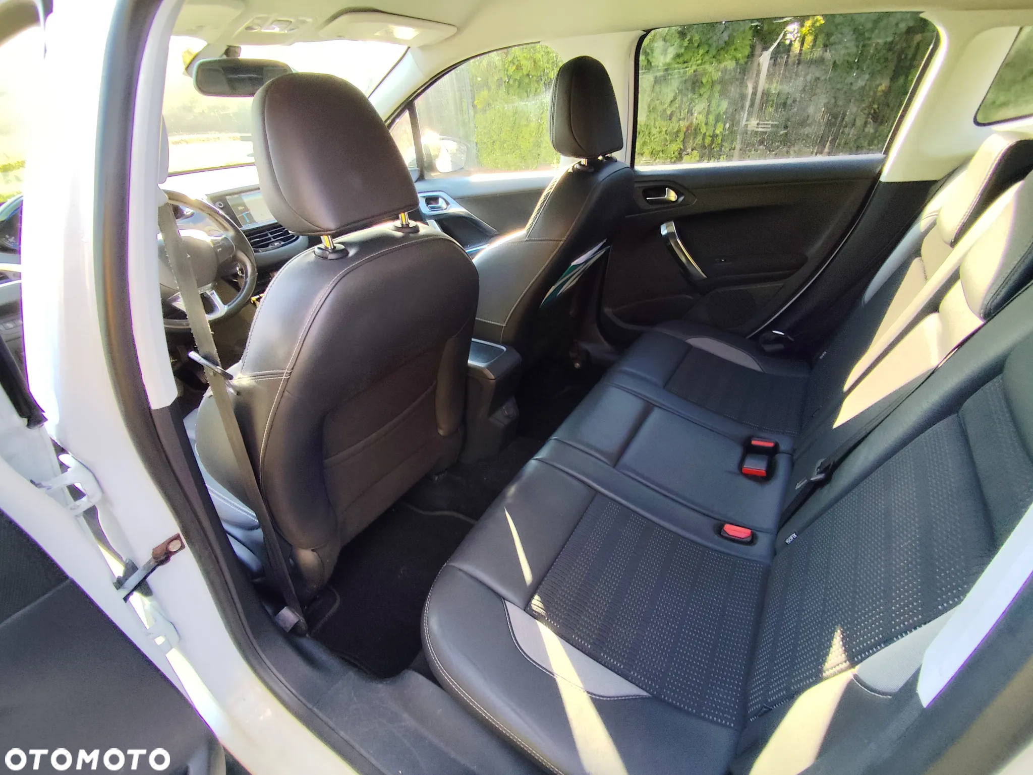 Peugeot 2008 1.6 e-HDi Allure S&S - 10