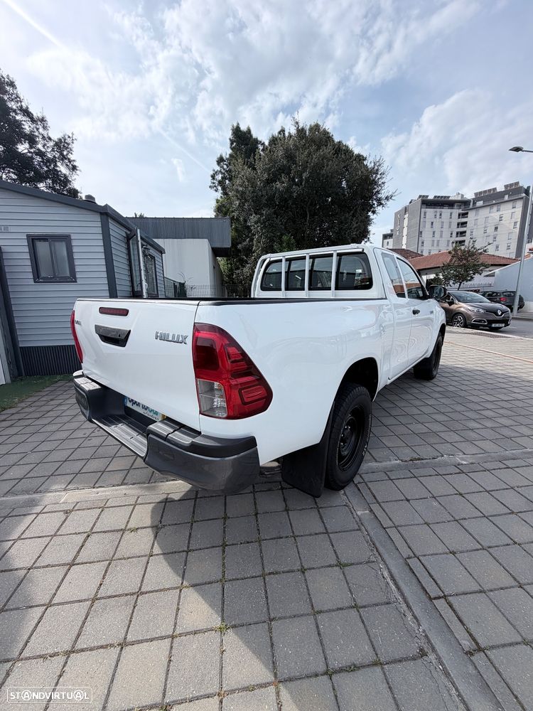 Toyota Hilux 2.4 D-4D 2WD CE - 10