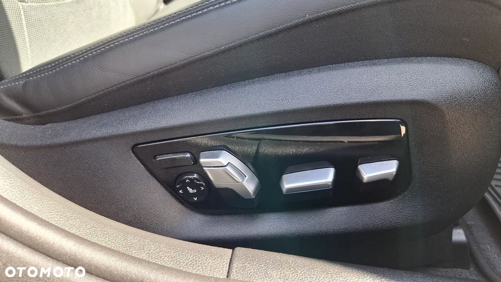 BMW Seria 5 M550i xDrive - 29