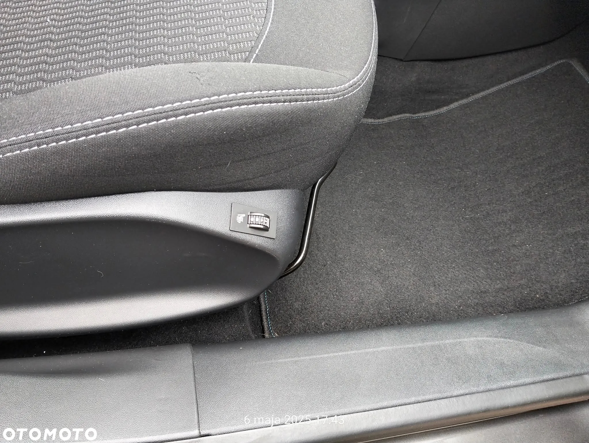 Peugeot 208 - 16