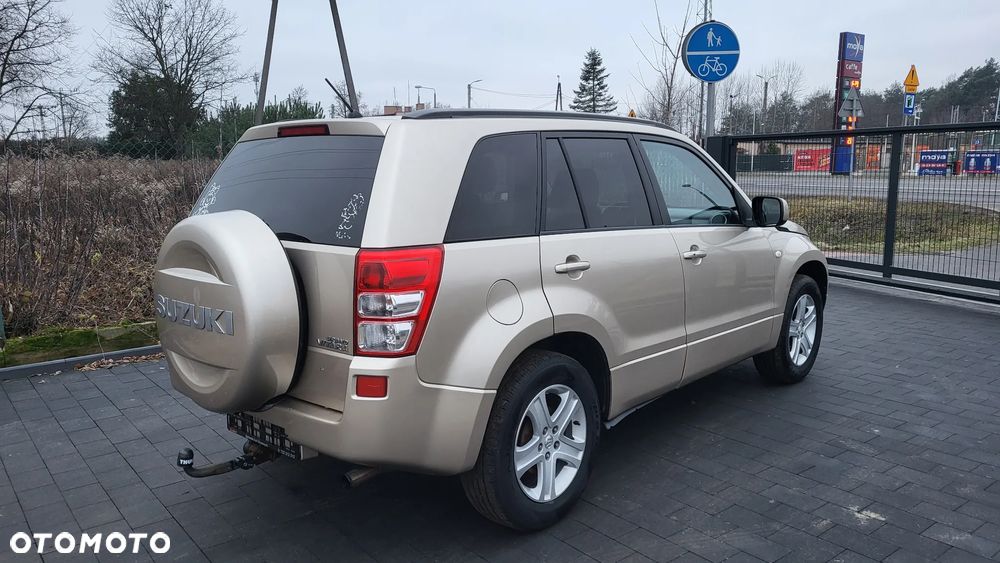 Suzuki Grand Vitara 2.0 Comfort + - 11