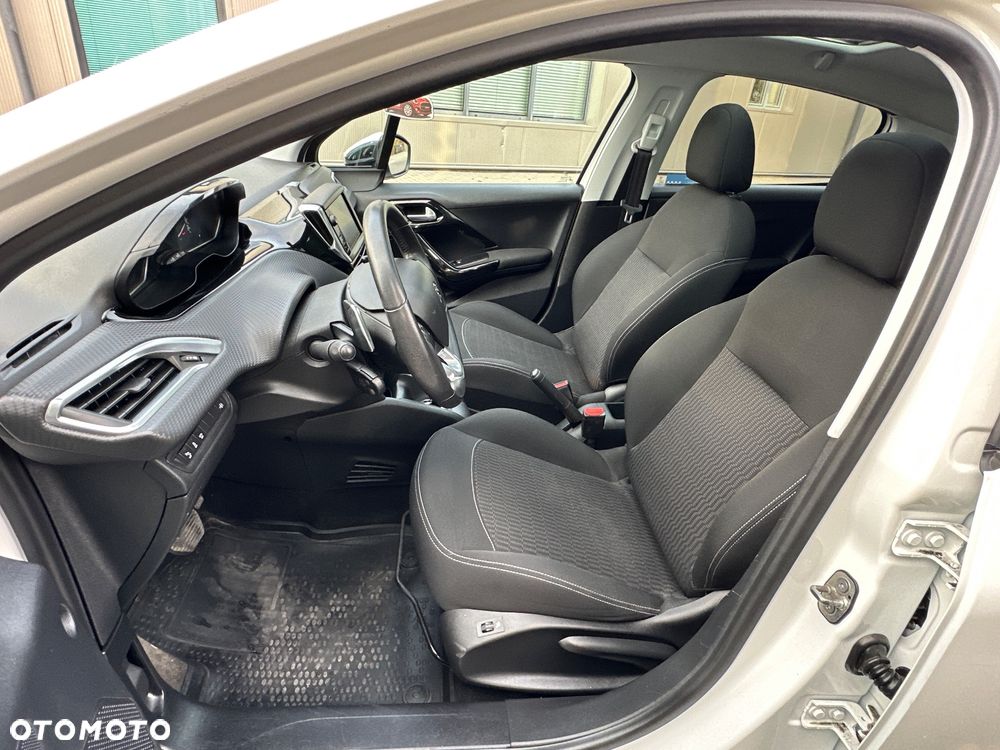Peugeot 208 - 24