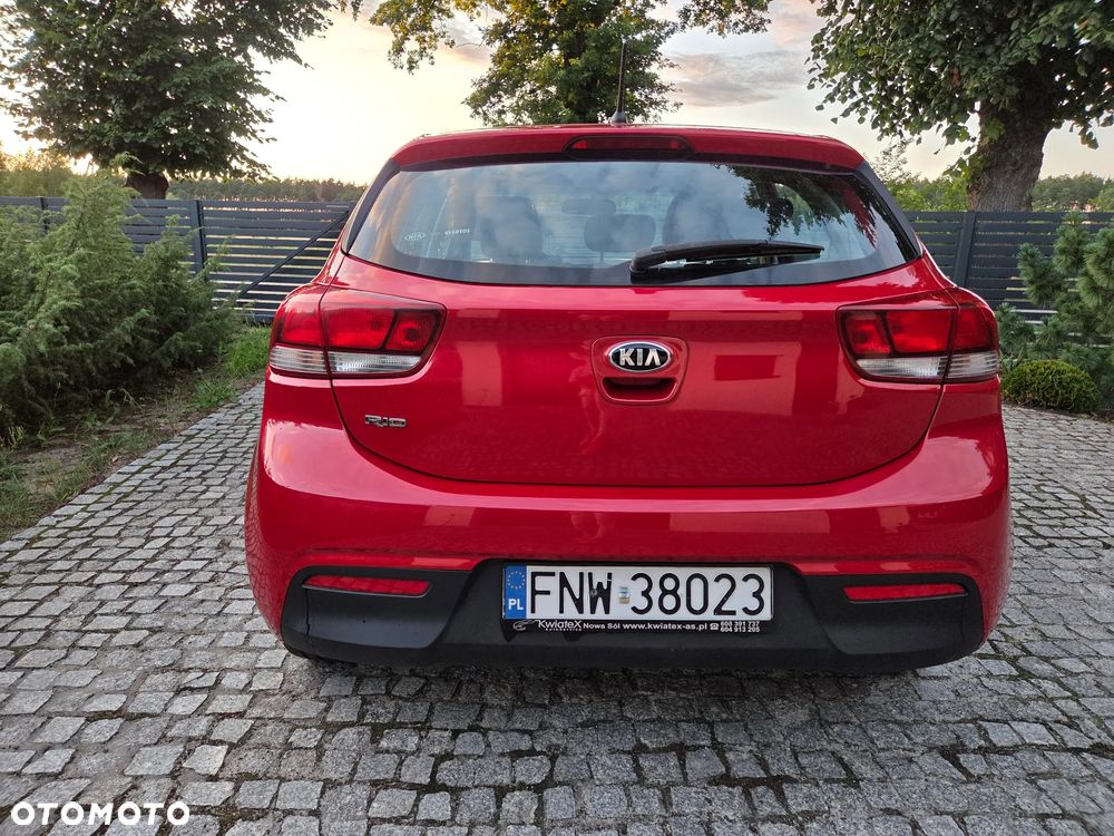 Kia Rio 1.2 L - 6