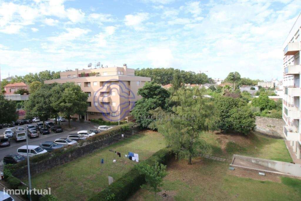 T4 R. Raúl Caldevilla, a 200m da Estação de Metro Combatentes e a 5min - Grande imagem: 2/42