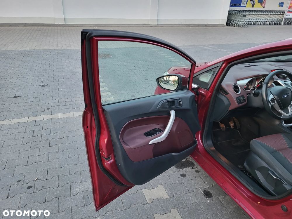 Ford Fiesta 1.6 TDCi DPF Ghia - 13