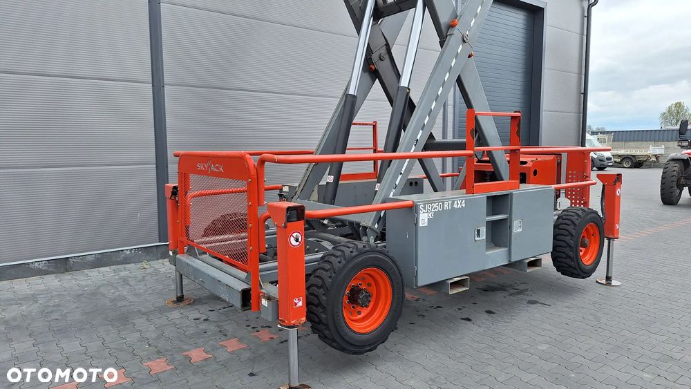 Skyjack SJ9250 Podest Podnośnik Nożycowy Terenowy Spalinowy 4x4 - 7