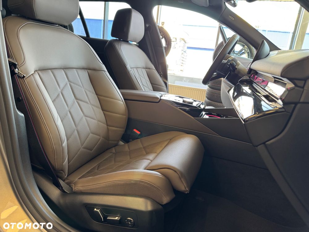 BMW Seria 5 520d xDrive - 29