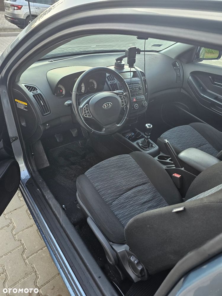 Kia Ceed - 11