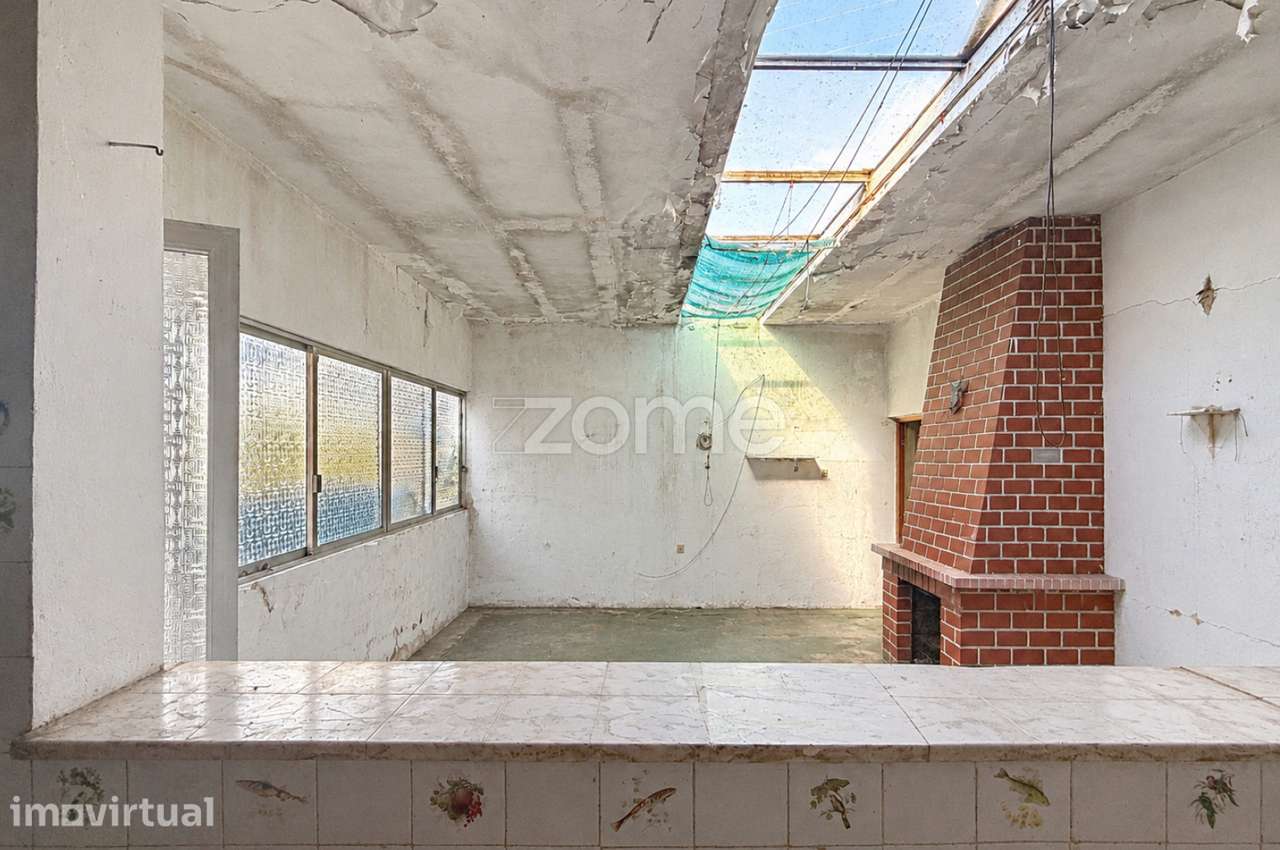 Moradia T4 com terraço, garagens e anexos exteriores - Grande imagem: 5/20