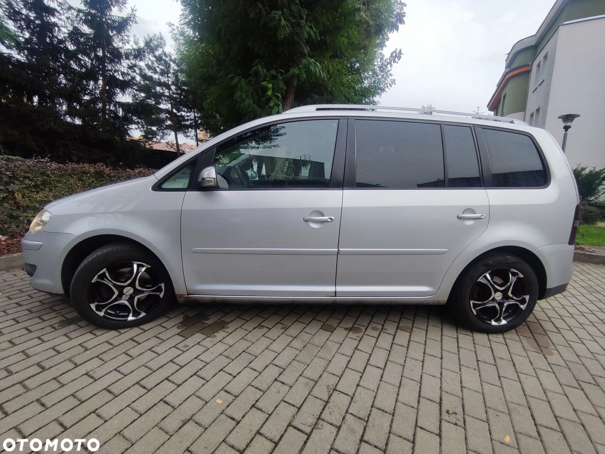 Volkswagen Touran - 1