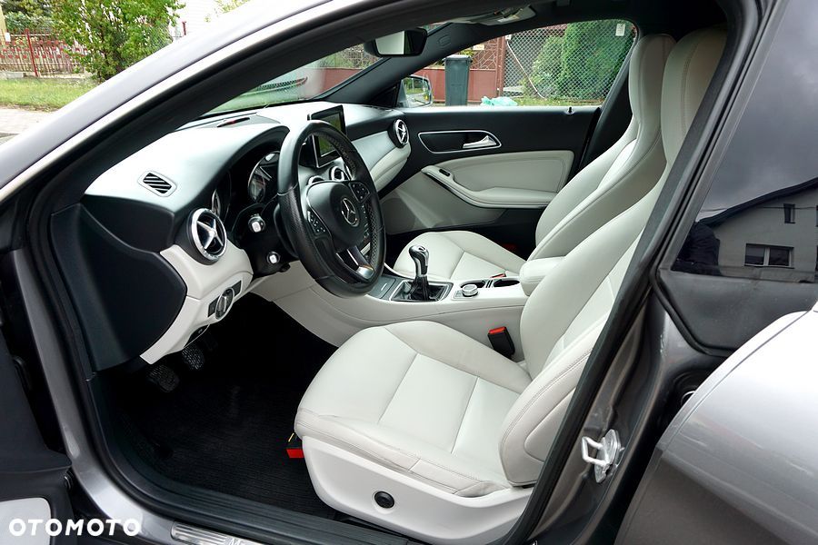 Mercedes-Benz CLA 180 Peak Edition - 23
