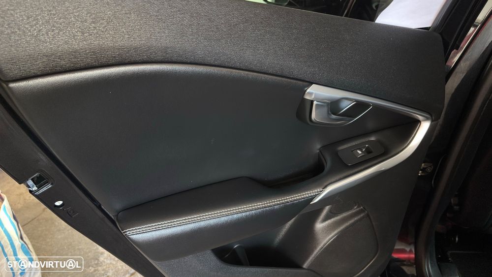 Volvo V40 D2 R Design - 18
