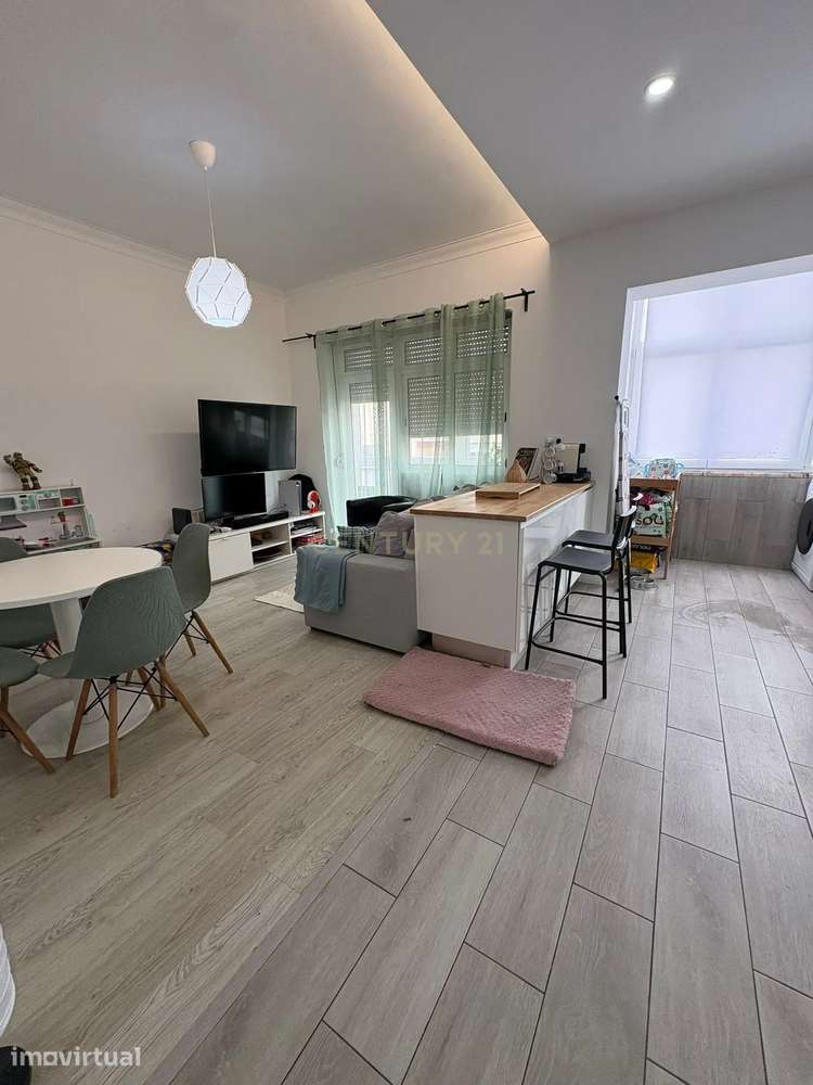 Apartamento T2 Renovado na Venda Nova – Zona Calma e Bem Localizada - Grande imagem: 2/15