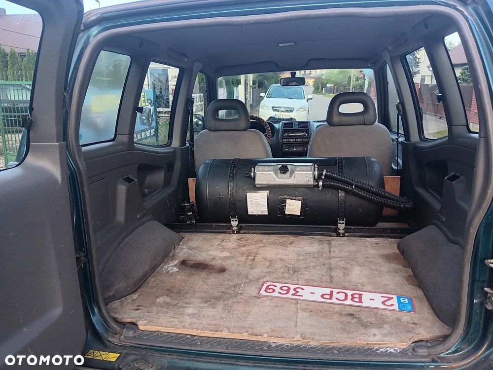 Nissan Terrano 2.4 SR - 17