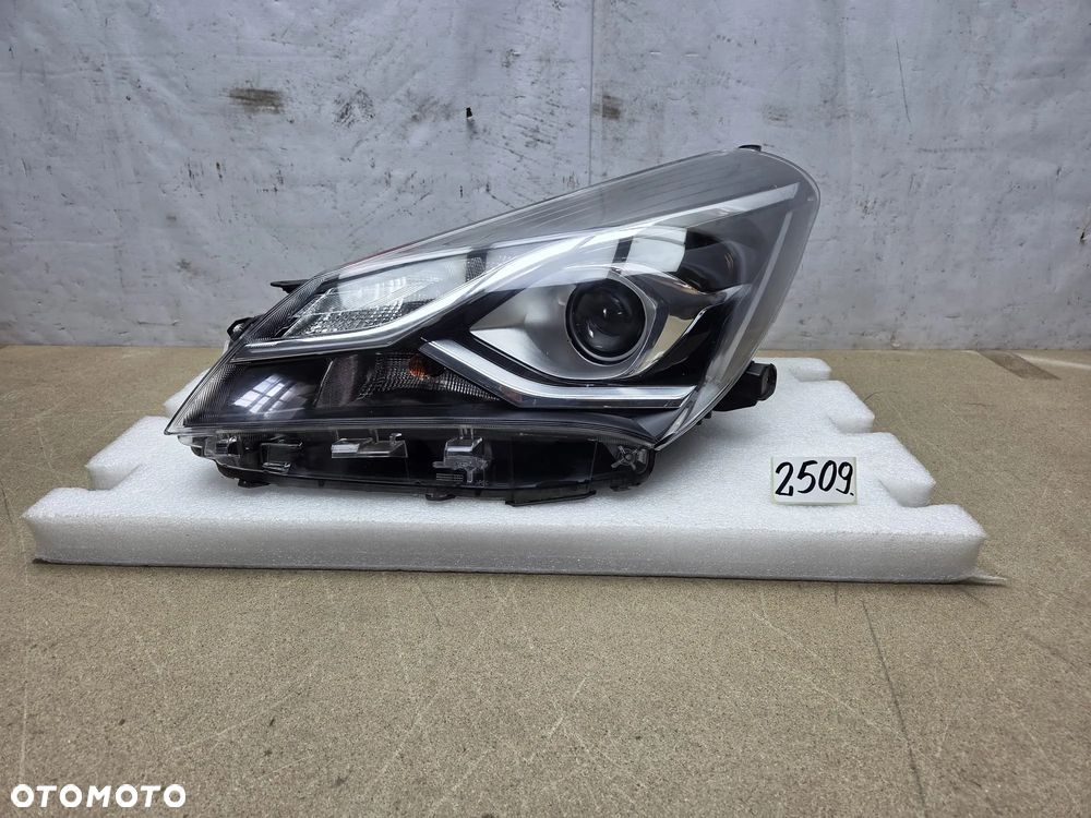 Toyota Yaris III 3 lift 17-20r lampa lewy lewa przód przednia - 1