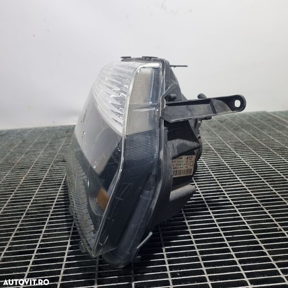 Far Dreapta Dacia Duster Facelift 2014 - 2017 SUV 4 Usi (1438) Fara xenon - 2