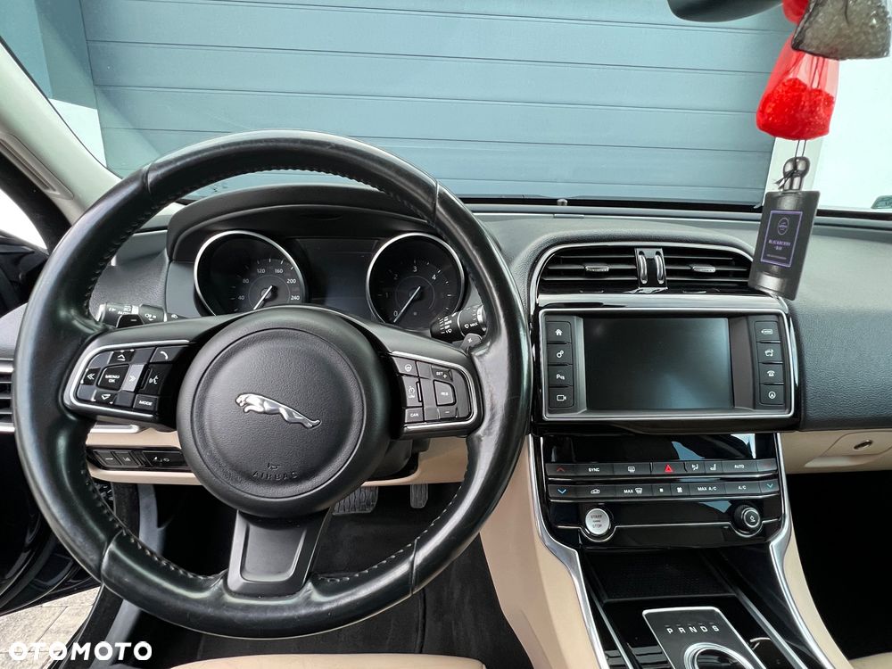 Jaguar XE 2.0 D Prestige - 22
