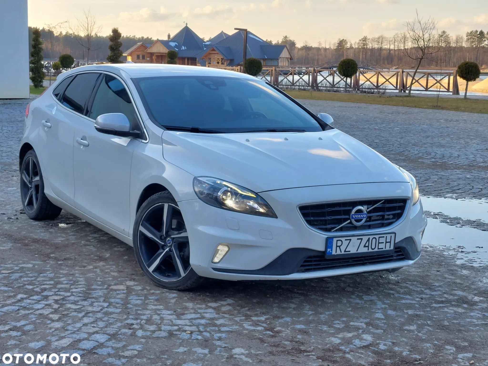 Volvo V40 D2 Drive-E R-Design Momentum - 1