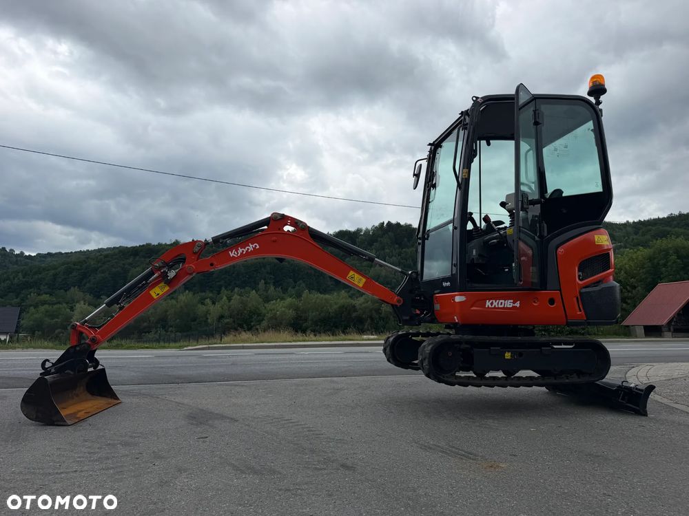 Kubota KX016-4 Koparka Gąsienicowa 2 tony. DEKRA aktualna do 2026r. 3 łyżki.+ pług fabryczny do równania kruszywa lub odśnieżania. Szybkozłącze Hydrauliczne. zmiana łyżek bez wychodzenia z kabiny! Rozsuwane Hydr. podwozie! Sprowadzona z Gospodarstwa Norweskiego! Zero luzów i wycieków. Maszyna jak Nowa z Salonu! 2020 rok. 1000 mtg! Pełna Dokumentacja. Gąsienice bez zużycia! Łyżka Skarpowa+ 2 kopiące. szybka wolna jazda. Ani deka luzów i wycieków. OKAZJA  Dodatkowe sekcje Hydr. Po serwisach kolejny za 400 mtg! - 20