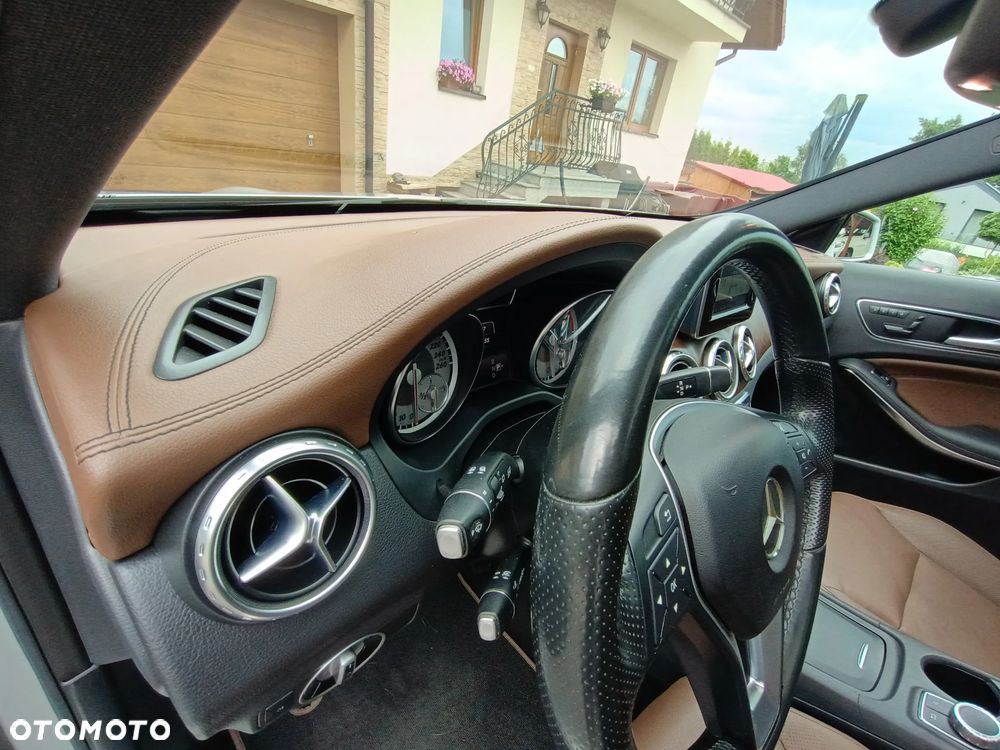Mercedes-Benz GLA 250 4Matic 7G-DCT - 22