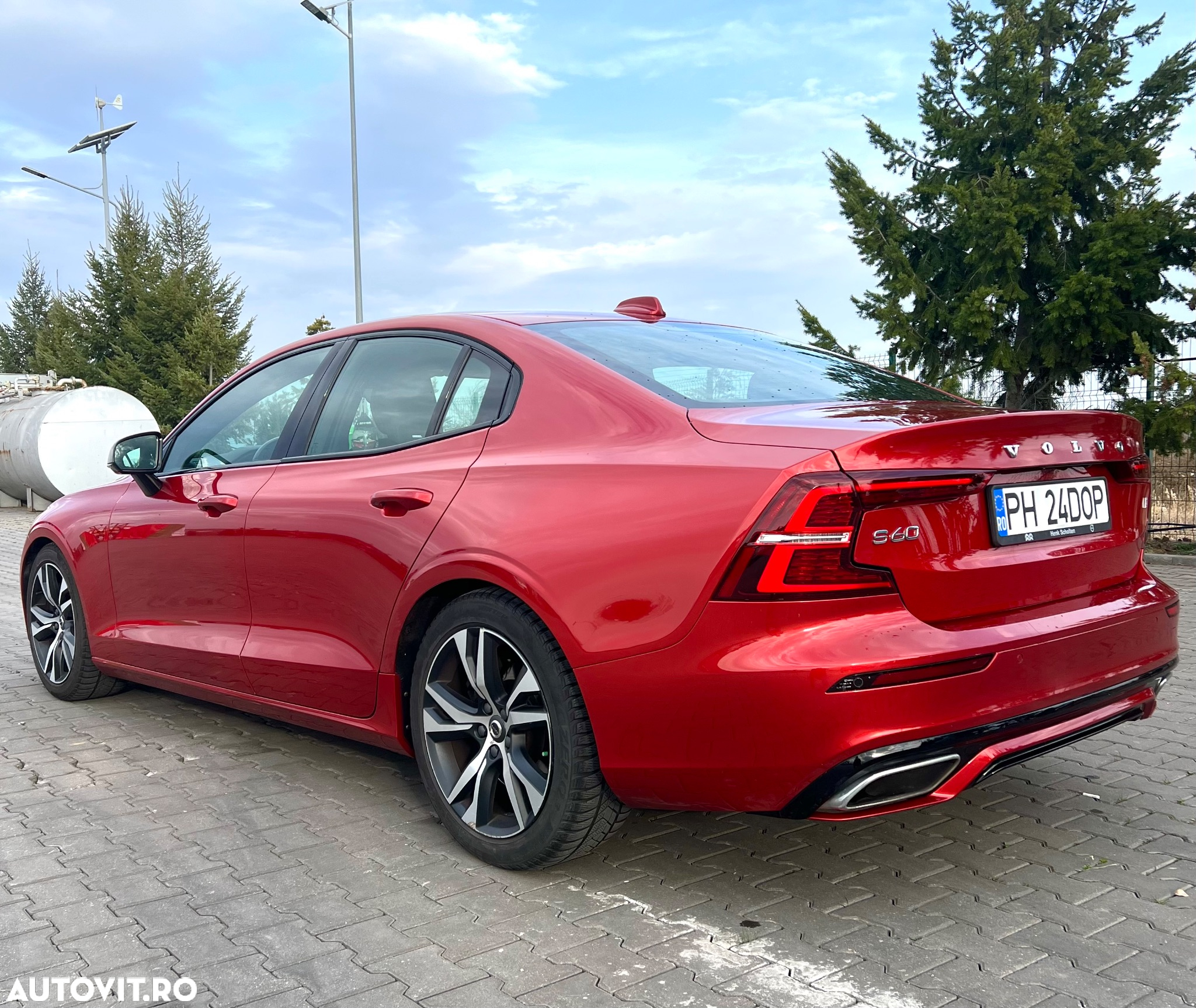 Volvo S60 T5 R-Design - 4