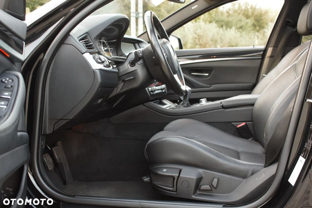 BMW Seria 5 528i Touring - 16