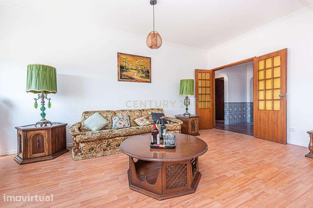 Apartamento T3 em bom estado de conservação com áreas generosas, S. Se - Grande imagem: 2/23