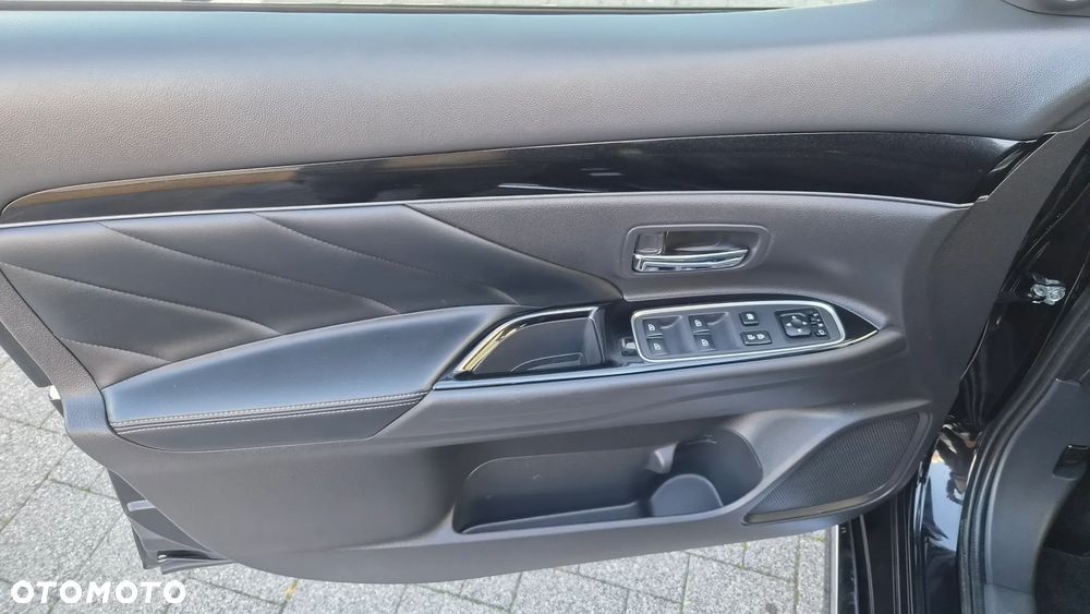 Mitsubishi Outlander 2.4 4WD Diamant - 21