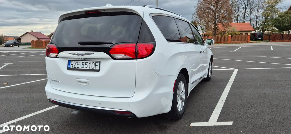 Chrysler Pacifica - 4