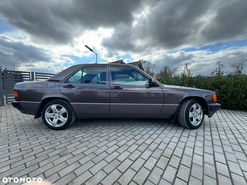 Mercedes-Benz W201 (190) - 11