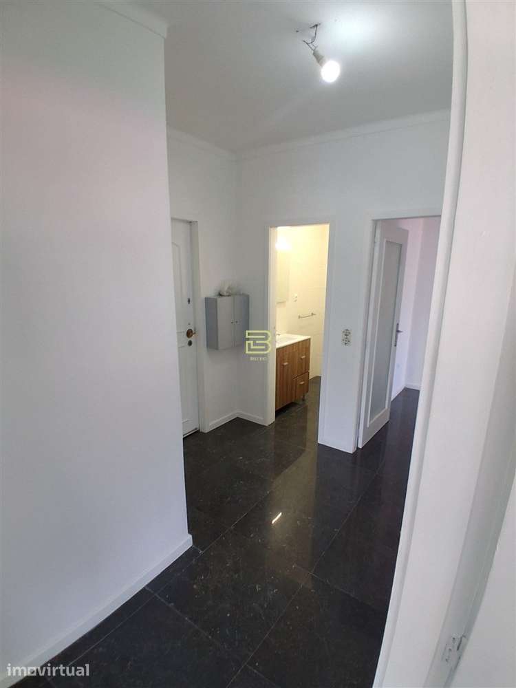 Apartamento T3 Renovado, 3 frentes, vrandas, elevador e lugar de garag - Grande imagem: 5/22