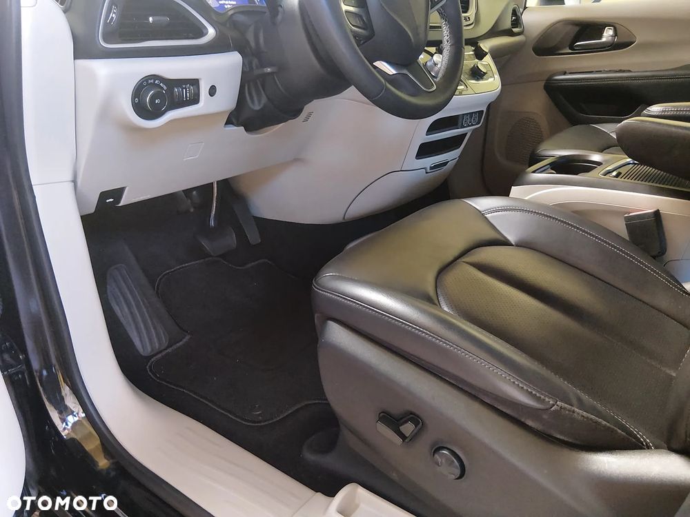 Chrysler Pacifica - 16