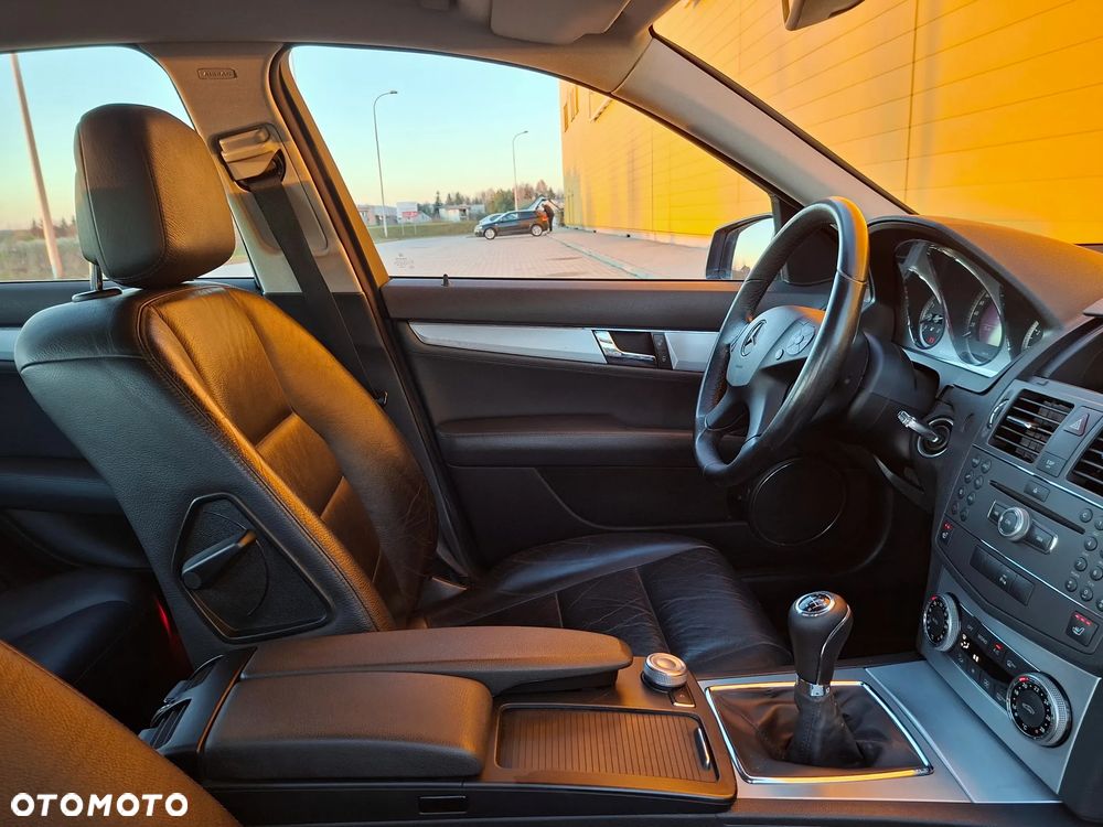 Mercedes-Benz Klasa C 200 Avantgarde Edition - 28