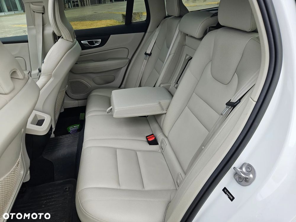 Volvo V60 Cross Country B5 B AWD Plus - 36