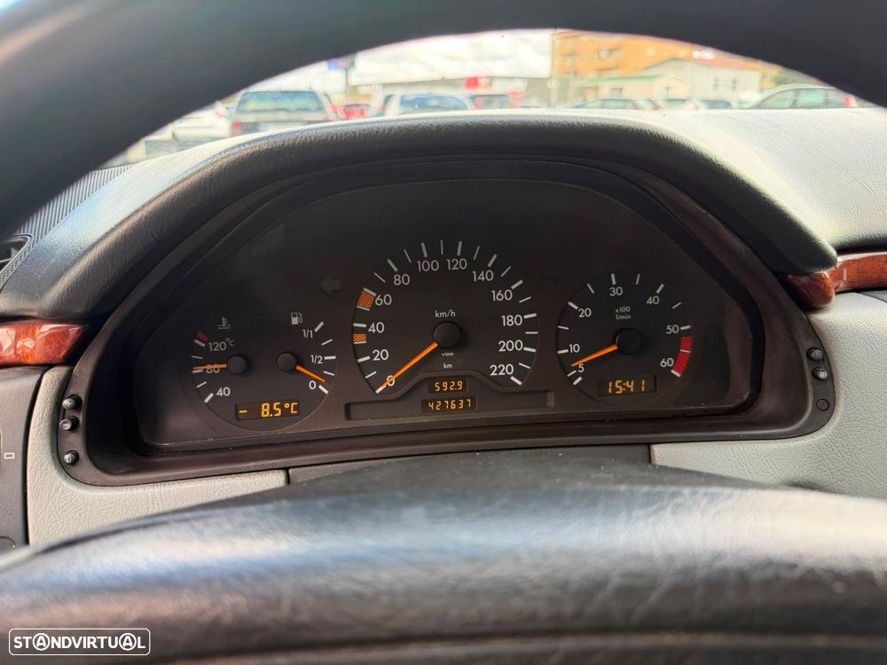 Mercedes-Benz E 220 D Classic - 24