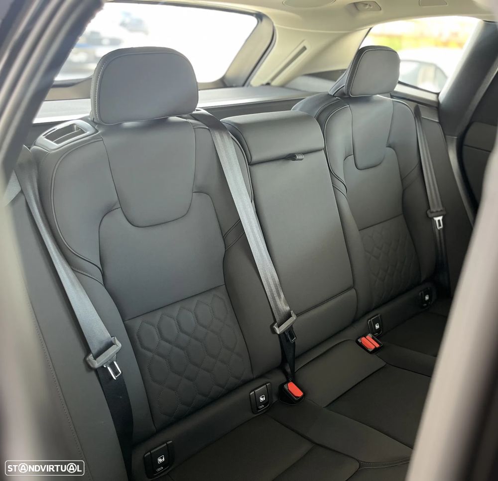 Volvo XC 60 2.0 T6 PHEV Plus Dark - 19