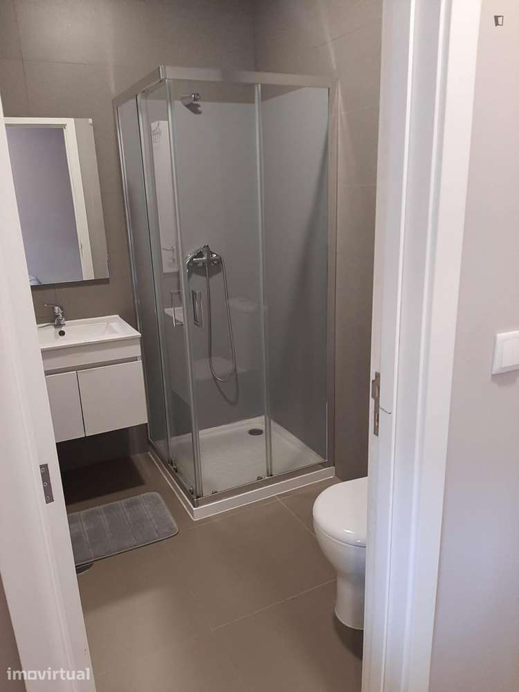 Quarto - localizado em Campanhã Porto - Grande imagem: 2/5