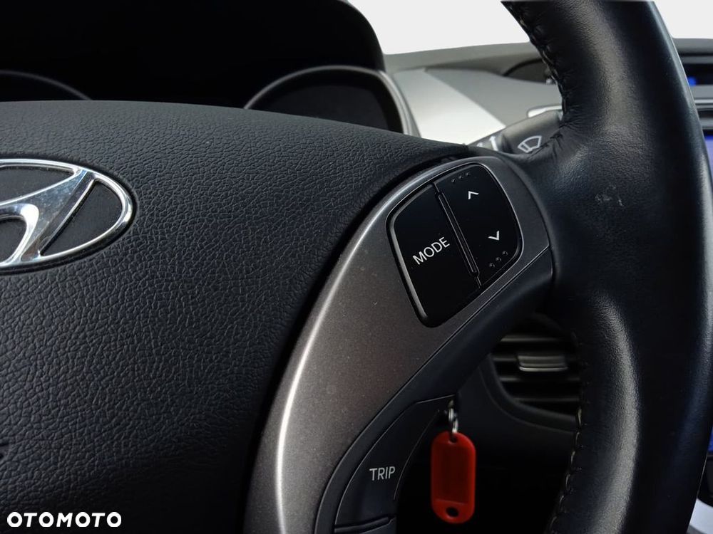 Hyundai Elantra 1.6 Comfort - 16