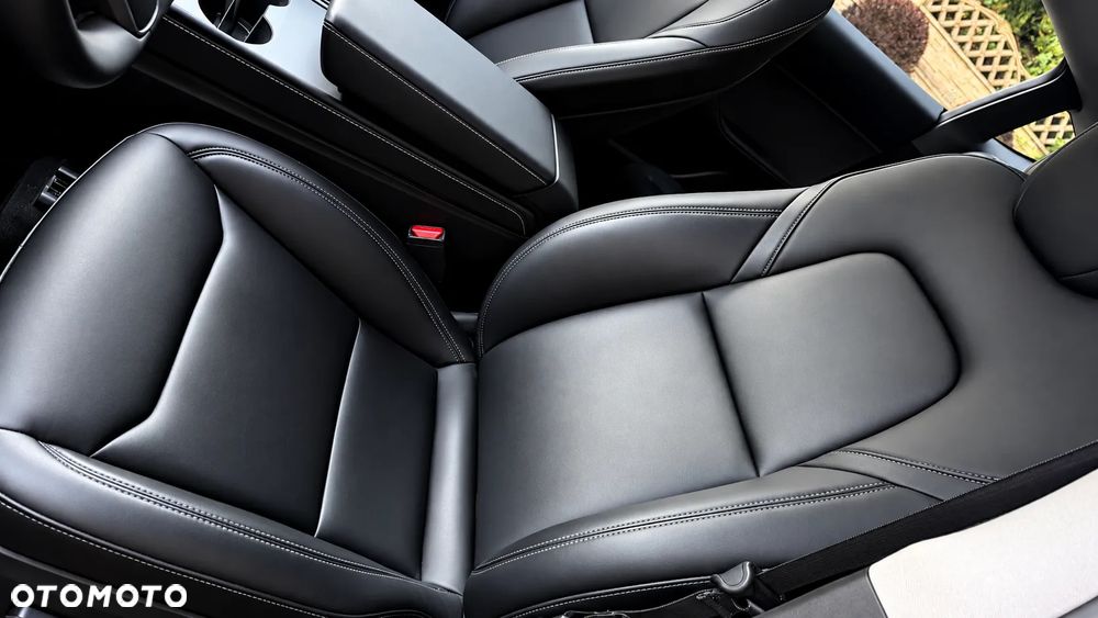 Tesla Model Y Long Range AWD - 12