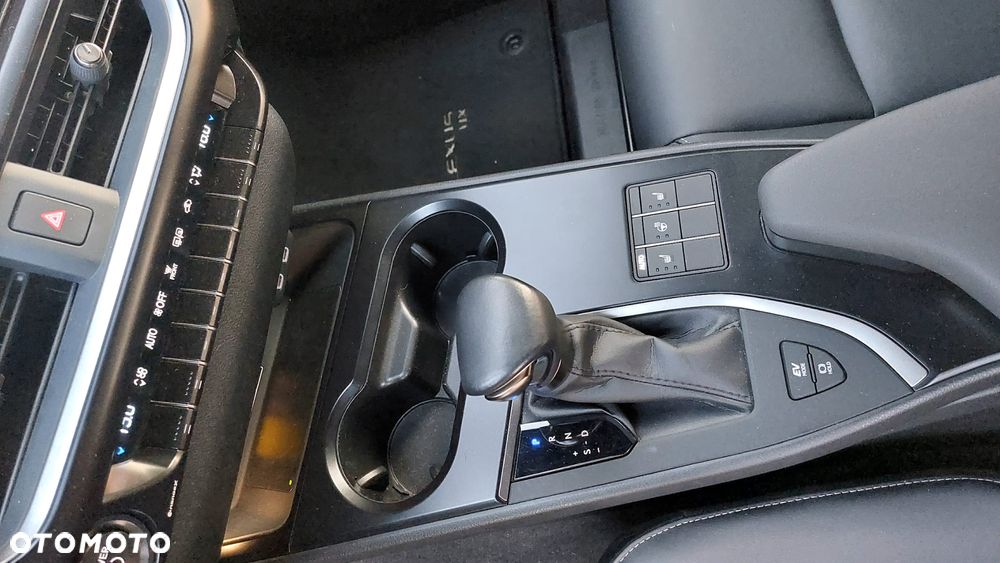 Lexus UX - 8