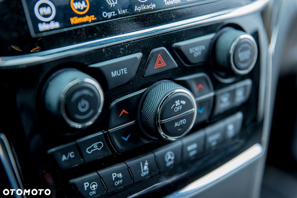 Jeep Grand Cherokee - 23