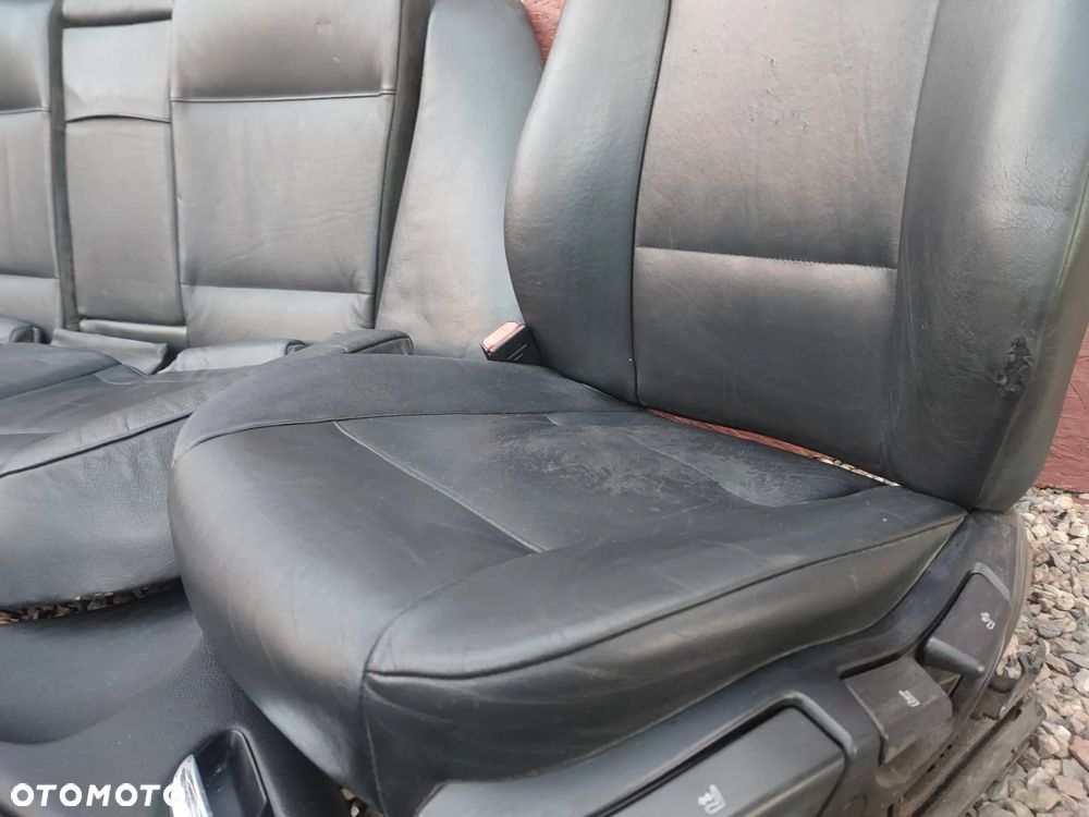 BMW E46 SEDAN ORYGINALNY KOMPLET FOTELI SKÓRZANYCH + KANAPA TYŁ SKŁADANA + BOCZKI EUROPA POD PODUSZKI AIR-BAG O NR. 52 20 8 214 940 / 52 20 8 214 970 / 52 10 8 214 910 OEM  W DOBRYM STANIE - 17
